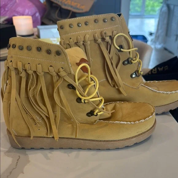 Sale 3/15 Yellow women’s moccasins. - Picture 2 of 4